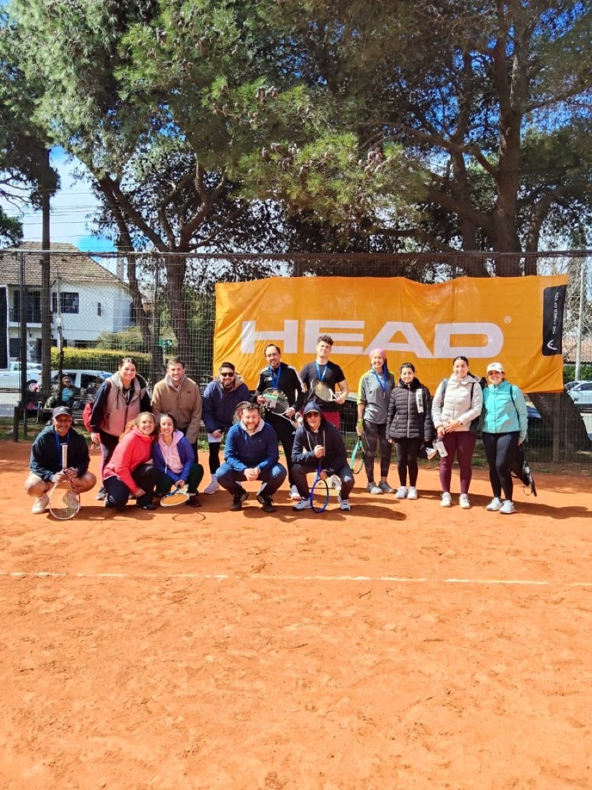Grupo de jugadores en cancha en Match Point, Carrasco